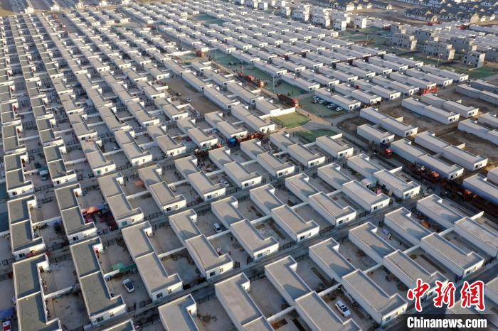 圖為蘭州新區(qū)移民安置區(qū)。　丁凱 攝