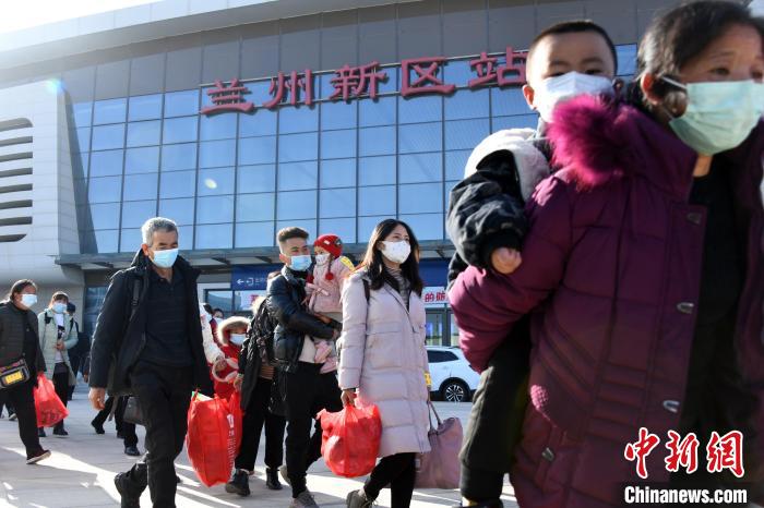 圖為搬遷民眾剛出火車站?！《P 攝