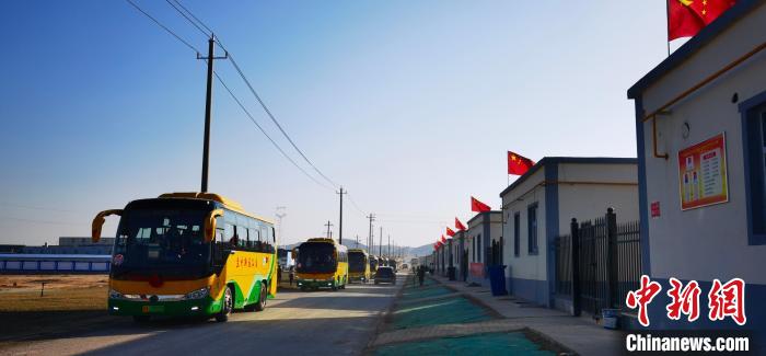 圖為搬遷民眾抵達(dá)安置區(qū)?！∥航ㄜ?攝