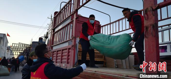 圖為志愿者幫忙搬運(yùn)家具等物資。　魏建軍 攝