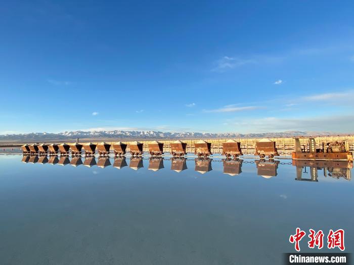 圖為小火車倒影在湖中，湖面如圖明鏡一般。　馬翔 攝