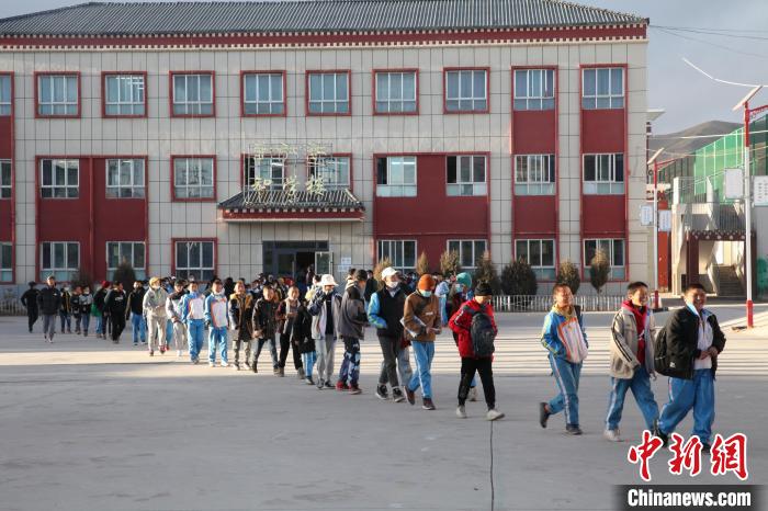 圖為瑪沁縣第一民族中學(xué)。　胡貴龍 攝