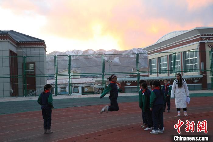 圖為學(xué)生們開展社團(tuán)活動(dòng)。　胡貴龍 攝