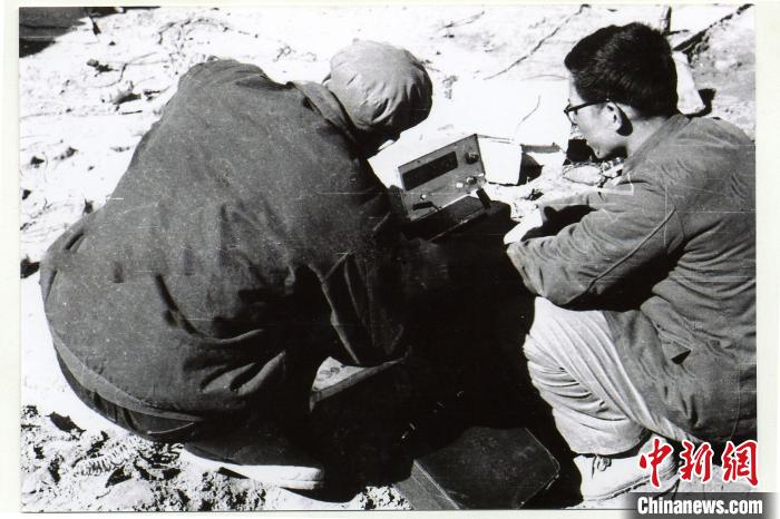 中鐵西北院科技工作者在風(fēng)火山觀測站收集儀表數(shù)據(jù)。(資料圖) 中鐵西北科學(xué)研究院供圖