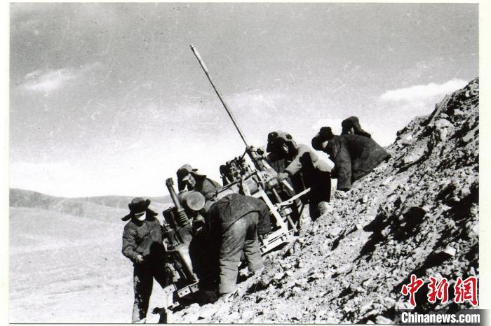 中鐵西北院科技工作者肩挑手扛運送地質(zhì)鉆機(jī)。(資料圖) 中鐵西北科學(xué)研究院供圖