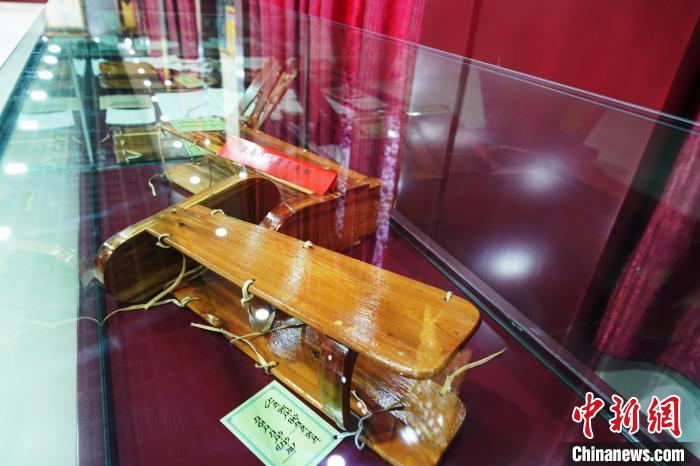 圖為藏醫(yī)外治骨科夾板。　馬銘言 攝