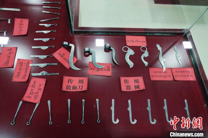 圖為藏醫(yī)古傳統(tǒng)醫(yī)療器械。　馬銘言 攝