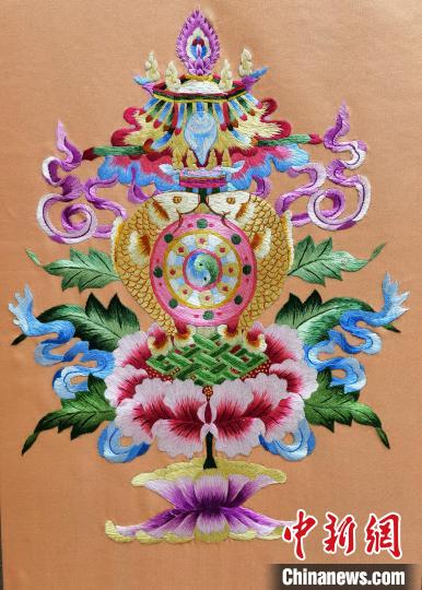 圖為藏繡作品?！∑钤鲚?攝