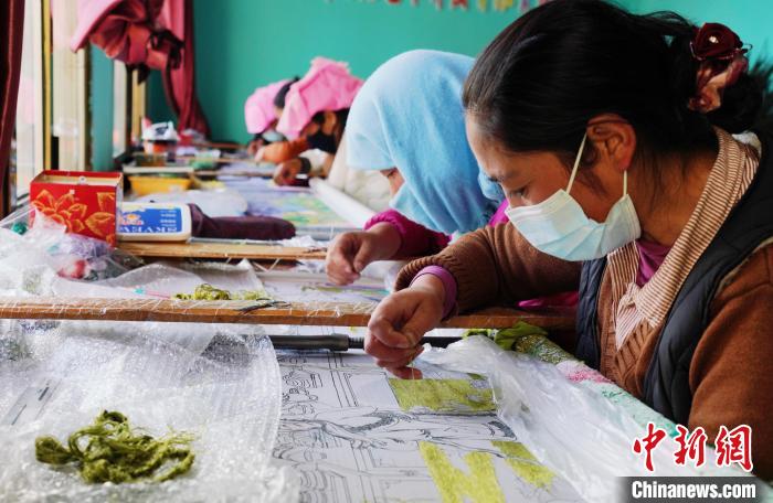 圖為繡娘正在進行刺繡?！●R銘言 攝