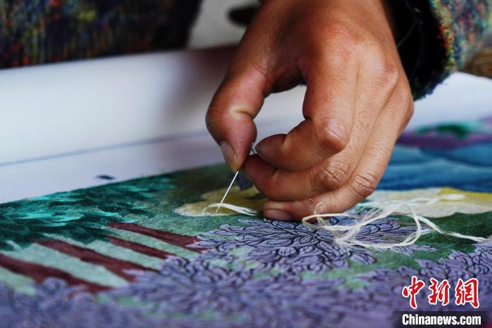 圖為“藏繡”細節(jié)圖。　馬銘言 攝