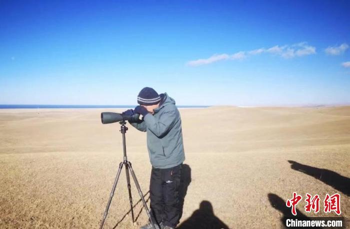 圖為工作人員正在進(jìn)行監(jiān)測(cè)。　青海湖景區(qū)保護(hù)利用管理局供圖