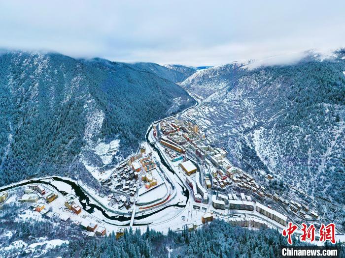 壤塘的雪后美景?！∪捞量h融媒體中心供圖