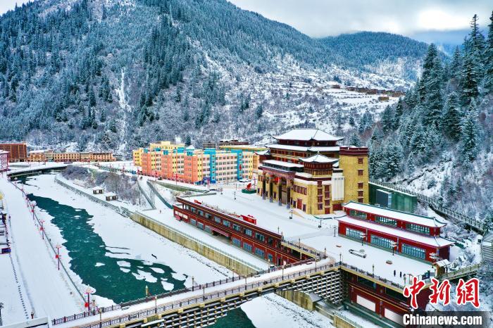 壤塘的雪后美景?！∪捞量h融媒體中心供圖