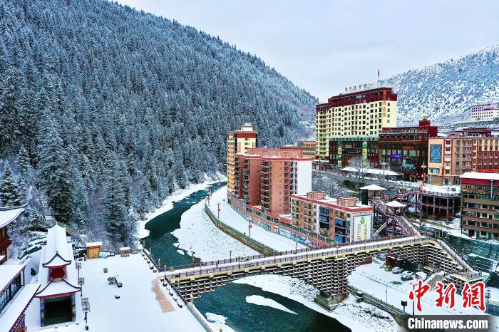 壤塘的雪后美景?！∪捞量h融媒體中心供圖
