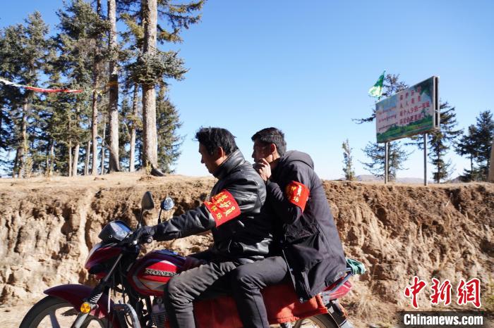 圖為同事騎摩托車載著桑杰加(后)前往林場?！●R銘言 攝