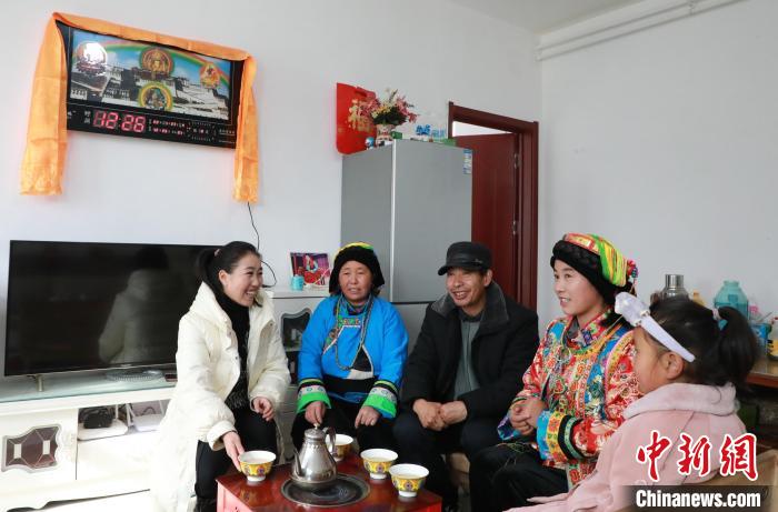 新家是兩層小樓房，一樓布置得充滿現(xiàn)代感，喝著藏式奶茶，一家人聊著今年春節(jié)怎么過。　丁思 攝