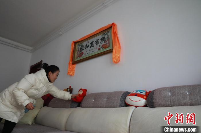 27日，春節(jié)將至，楊周馬草打掃房屋，拆洗沙發(fā)靠墊等。　丁思 攝