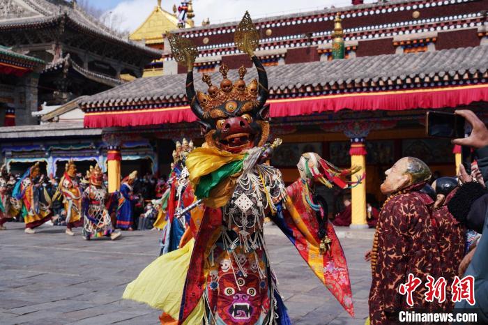 圖為塔爾寺僧侶進(jìn)行“跳欠”儀式?！●R銘言 攝