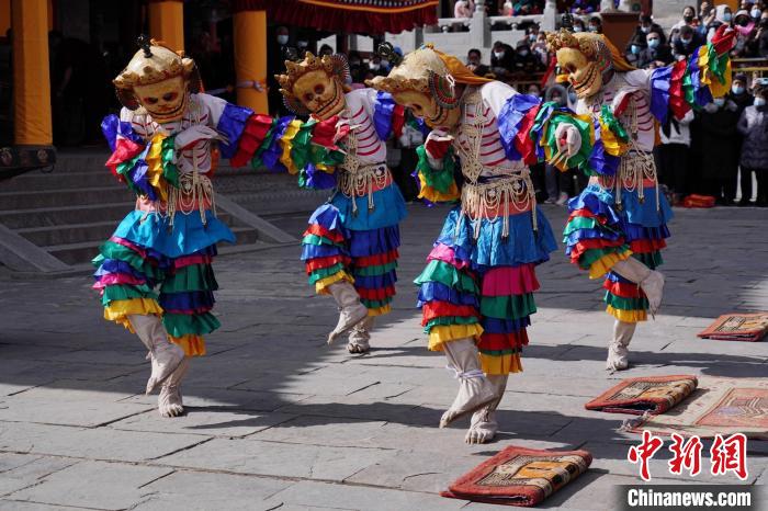 圖為塔爾寺僧侶進(jìn)行“跳欠”儀式。　馬銘言 攝