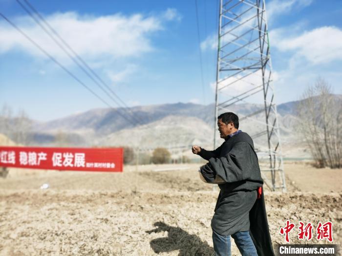 圖為藏族民眾撒種、施肥。　張?zhí)砀?攝