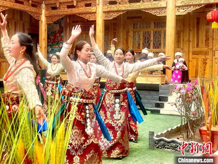 圖為藏族女性載歌載舞。　李玉峰 攝