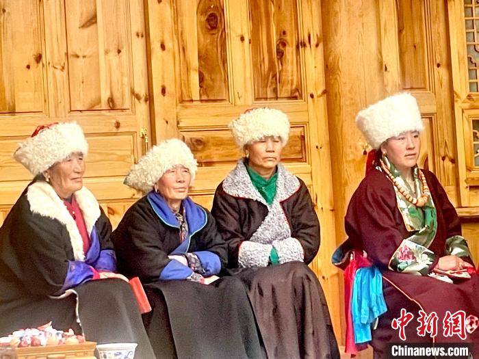 圖為藏族女性觀看“村晚”?！±钣穹?攝