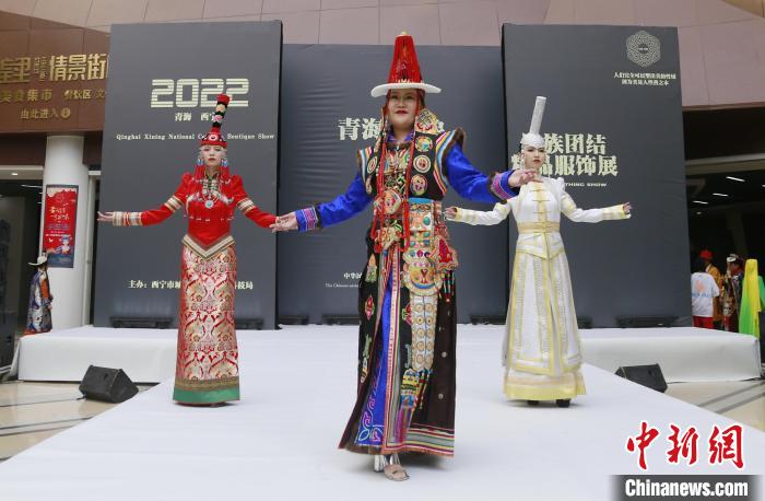 圖為模特展示蒙古族服飾。　馬銘言 攝