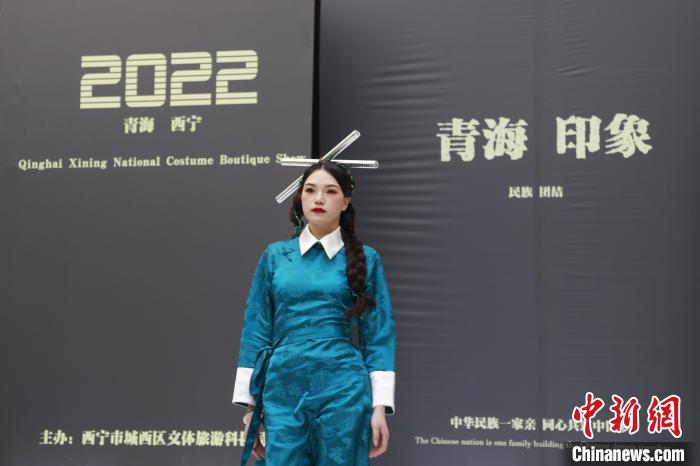 圖為模特展示少數(shù)民族服飾?！●R銘言 攝