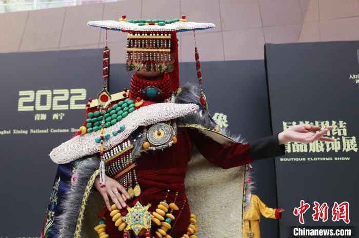 圖為模特展示藏族服飾。　馬銘言 攝