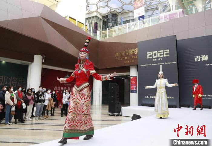 圖為模特身穿民族服飾進(jìn)行走秀?！●R銘言 攝