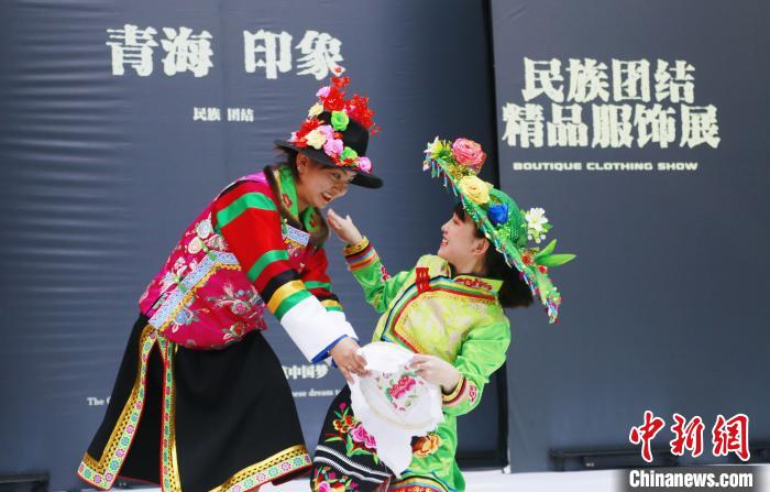 圖為模特身穿土族服飾進(jìn)行“土族刺繡”表演?！●R銘言 攝