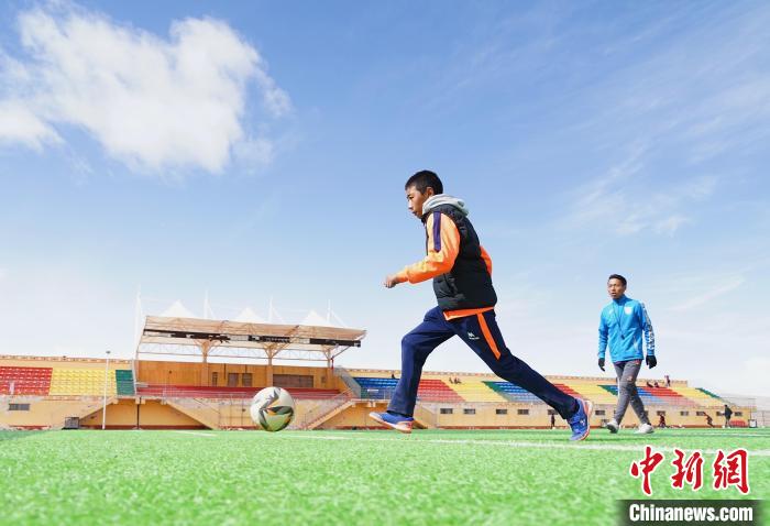 圖為一名男孩運(yùn)球射門?！●R銘言 攝