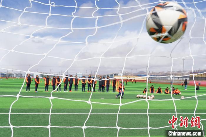 圖為孩子們進行射門訓練?！●R銘言 攝