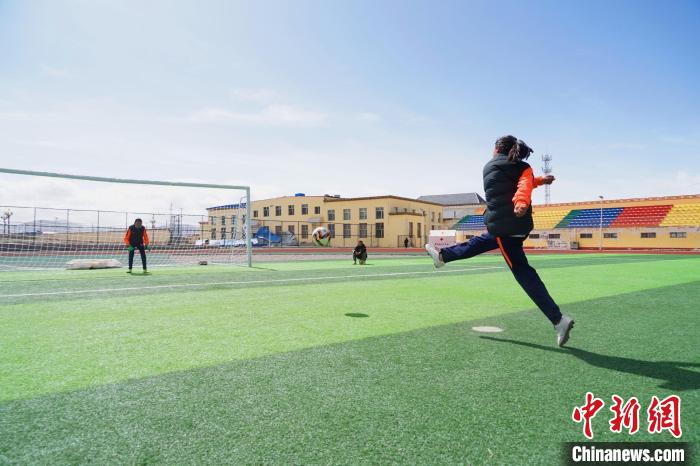 圖為一名女孩進行射門訓練。　馬銘言 攝