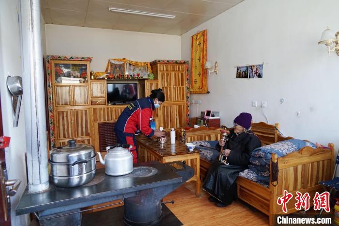 圖為敬老院護(hù)工為老人打掃屋內(nèi)衛(wèi)生?！●R銘言 攝