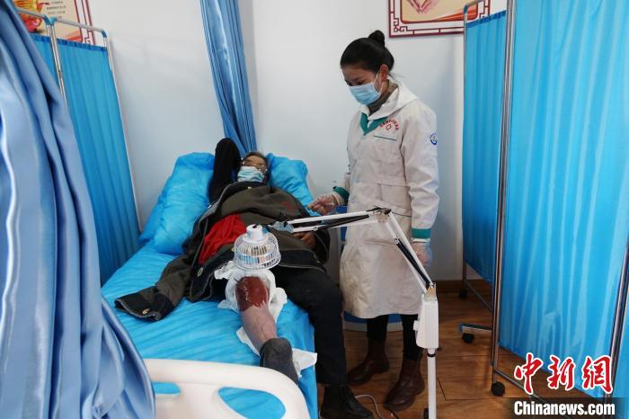 圖為敬老院醫(yī)生用藏藥為老人進(jìn)行治療?！●R銘言 攝