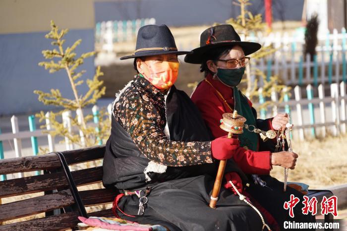 圖為敬老院老人在院內(nèi)曬太陽轉(zhuǎn)經(jīng)桶?！●R銘言 攝