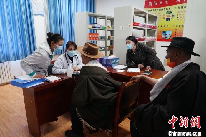 圖為骨科醫(yī)生為敬老院老人們進(jìn)行集中檢查?！●R銘言 攝