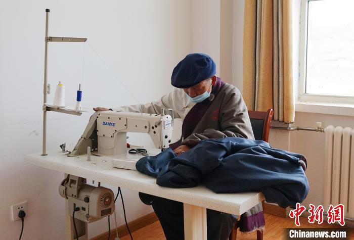 圖為敬老院老人使用縫紉機(jī)?！●R銘言 攝