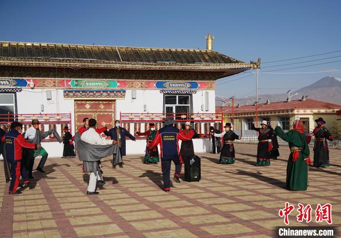 圖為老人們飯后跳起歡快的鍋莊舞蹈。　馬銘言 攝