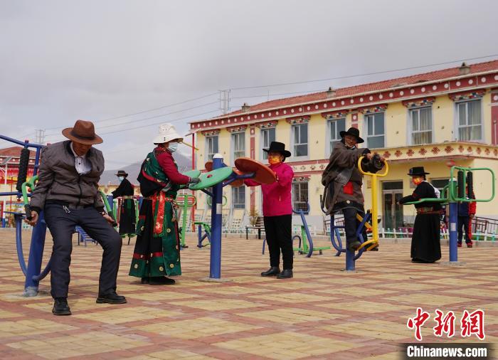 圖為老人們使用健身器材鍛煉身體?！●R銘言 攝