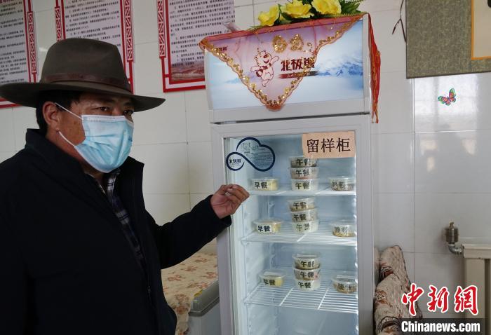 圖為敬老院院長德高介紹，老人們的三餐均有留樣記錄?！●R銘言 攝