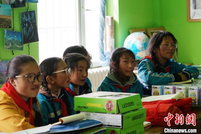 圖為學(xué)生正在認(rèn)真聽生態(tài)課?！●R銘言 攝