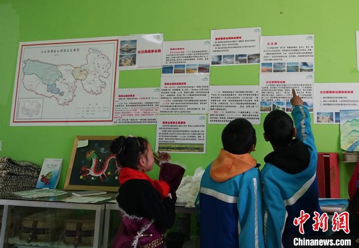 圖為學(xué)生在生態(tài)課堂上了解三江源國家公園知識?！●R銘言 攝