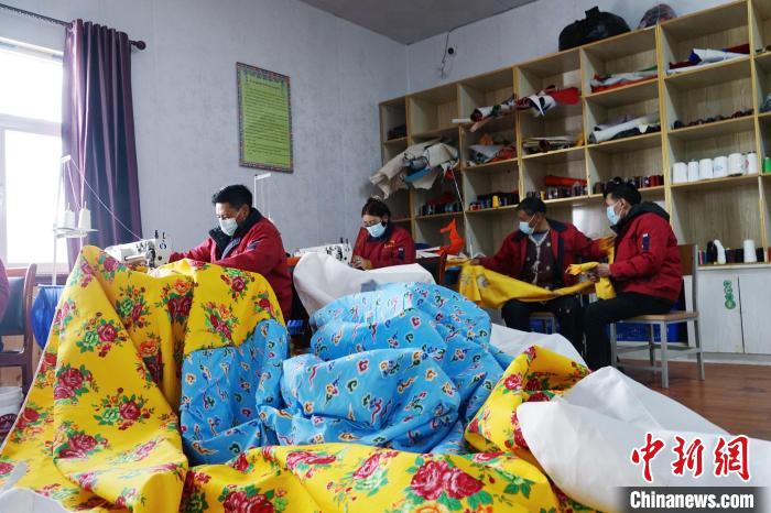 圖為工人們正在制作帳篷?！●R銘言 攝