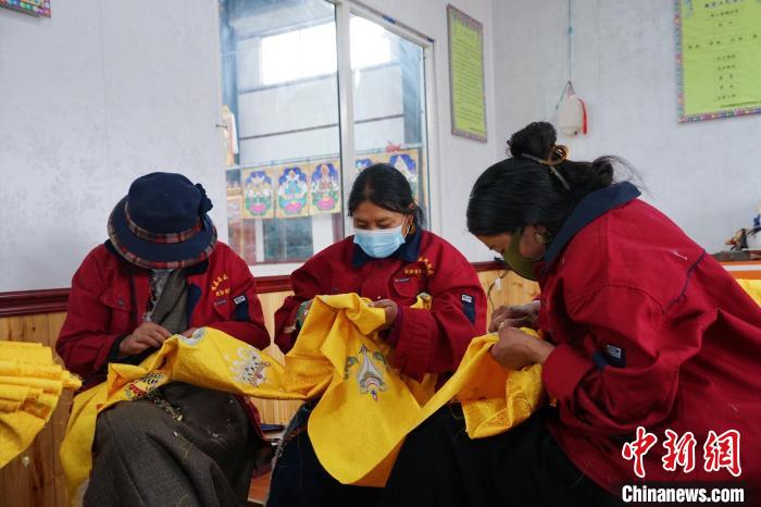 圖為工人正在制作哈達(dá)?！●R銘言 攝