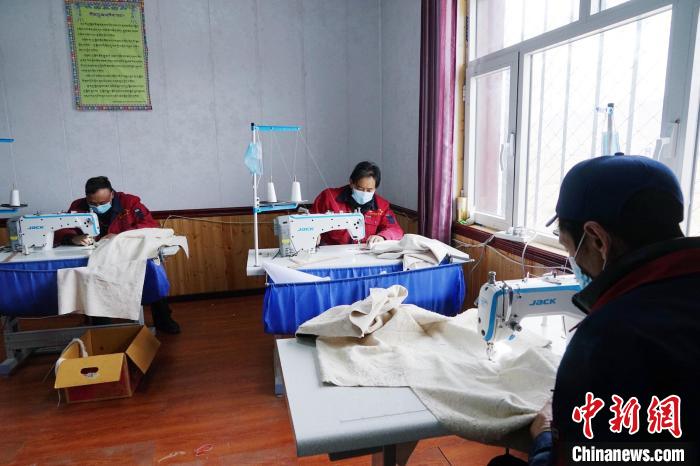 圖為員工正在制作藏服?！●R銘言 攝