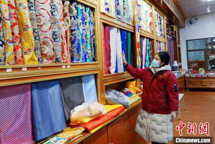 圖為員工清點(diǎn)布匹。　馬銘言 攝