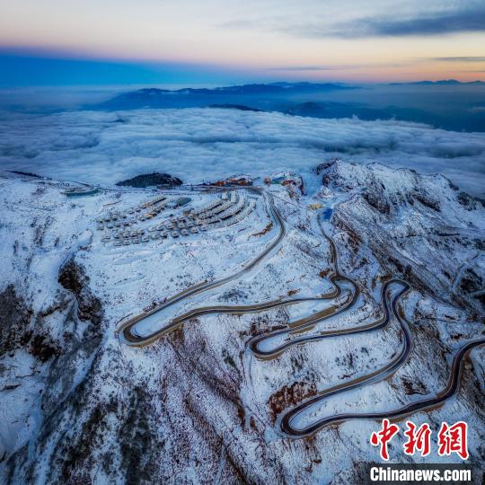 雪后的牛背山山頂和崎嶇的公路?！±顒P 攝