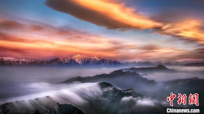 牛背山霞光?！∥挠宴?攝